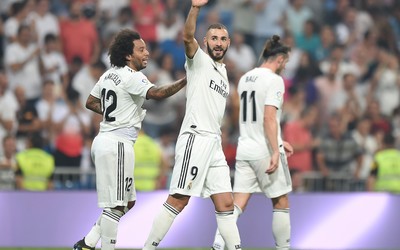 XK体育播报-多库这球弹在对方身上折射入网