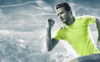 XK体育热议-维尼修斯与全队庆祝冠军